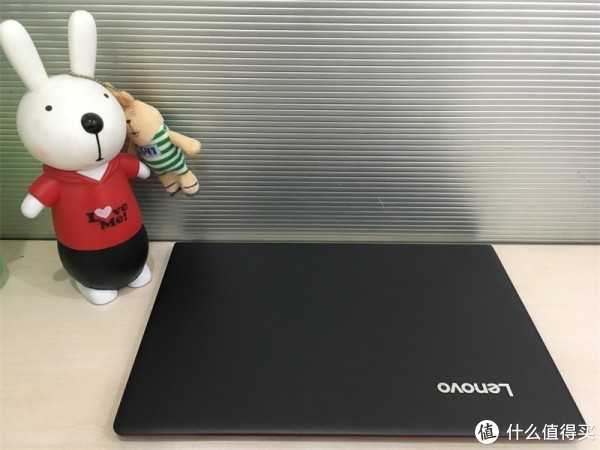 机子A面，带有磨砂质感的镁铝合金