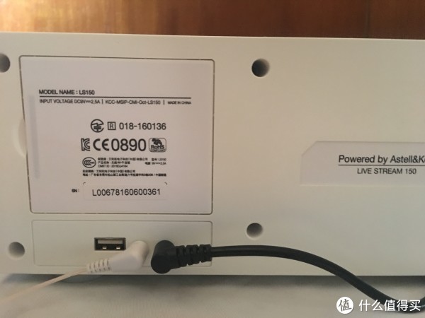 后面的接口：电源线、一个USB接口、AUX和FM天线共享一个接口