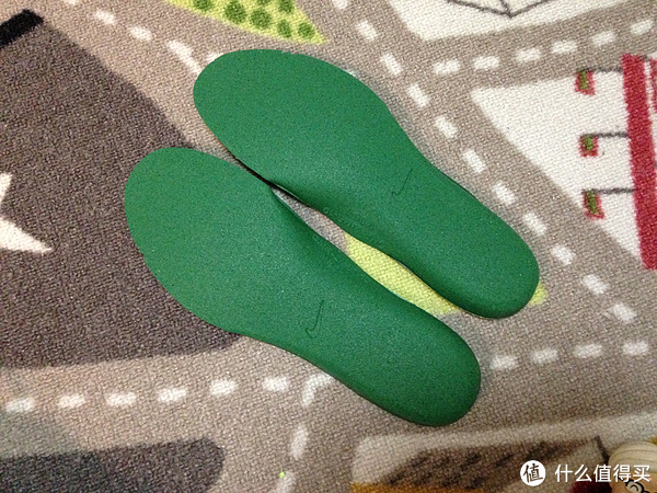 鞋垫反面是墨绿色的,该鞋垫使用了防臭材料.