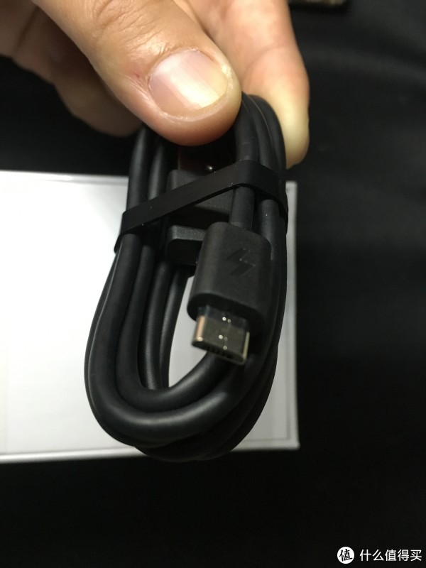 犹如初代电源线的厚实感，依然是标准micro-USB