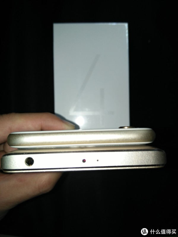 与iPhone6s进行尺寸对比-顶面