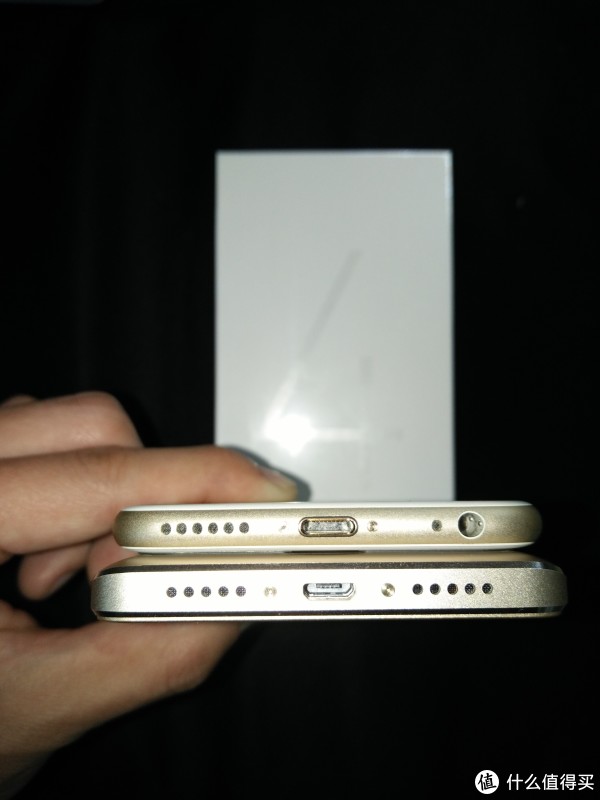 与iPhone6s进行尺寸对比-底面