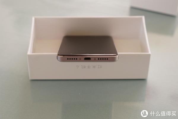 下面的声筒和USB口，应该是2.0的