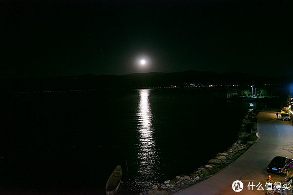夜晚的洱海多了份宁静,波光粼粼映明月·· 明天一早看日出