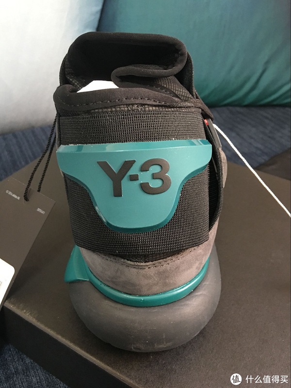 鞋后跟凸字Y-3标志