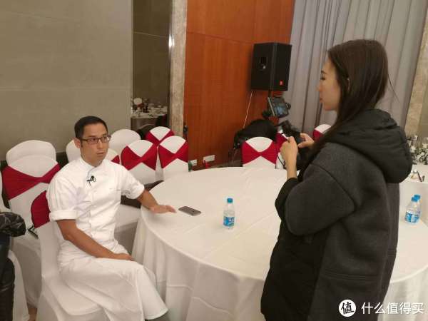 你们男神,我真的冻成狗,不知道为啥刘一帆一点都不冷还穿短袖.