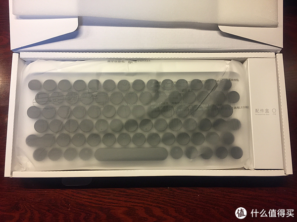 键盘外包裹一层质感出色的磨砂塑料薄膜