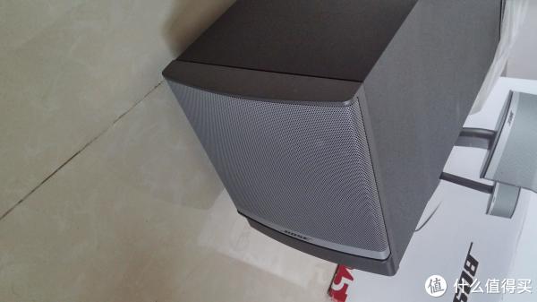 侧卧着的低音单元