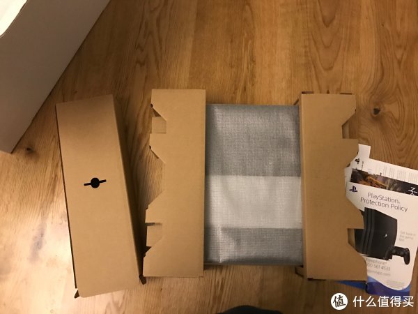 箱子里的东西，PS4和一盒附件