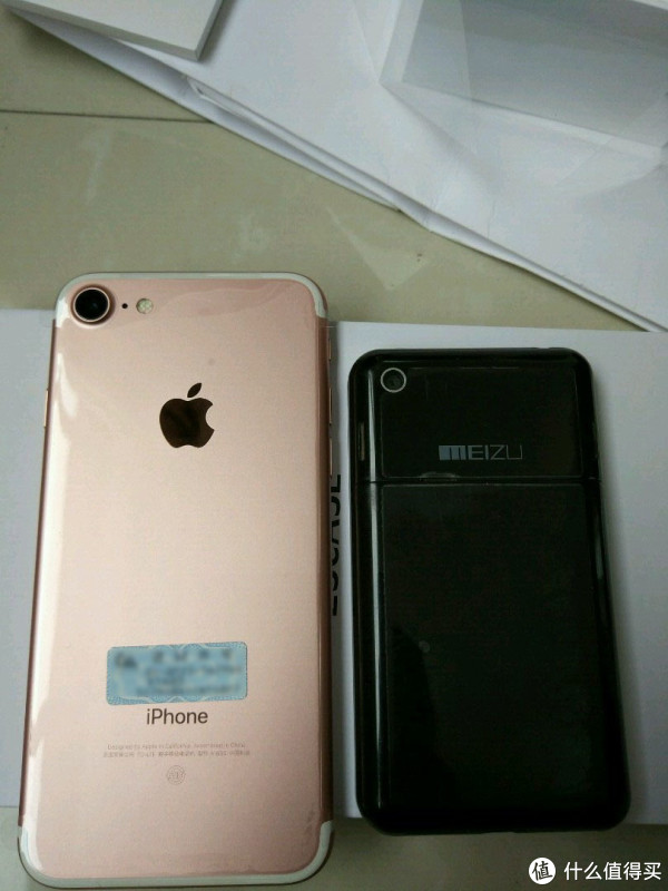 手机背面,iphone7方正圆润,魅族m8颇有四曲面的味道!