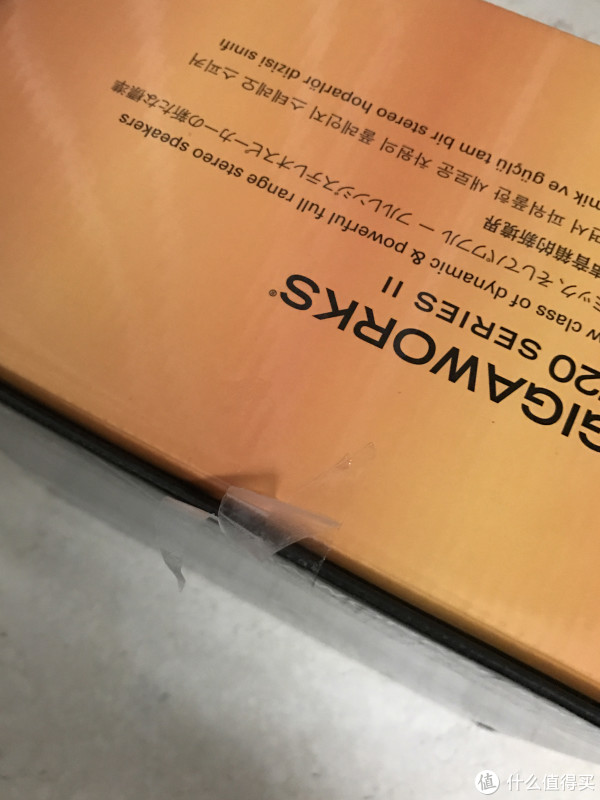 来来来，开箱咯，密封贴纸上有槽线，只要撕过就无法还原，点赞！