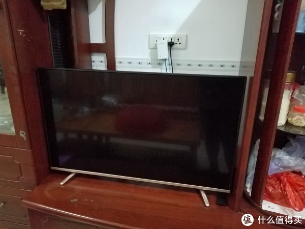 选择43寸主要是柜子的空间只有97厘米，43寸96厘米，放上去刚刚好