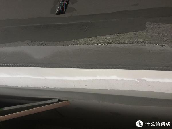 墙面凸凹不平以及毛糙的地方需要预找平,在找平过程中顺带将阴阳角条