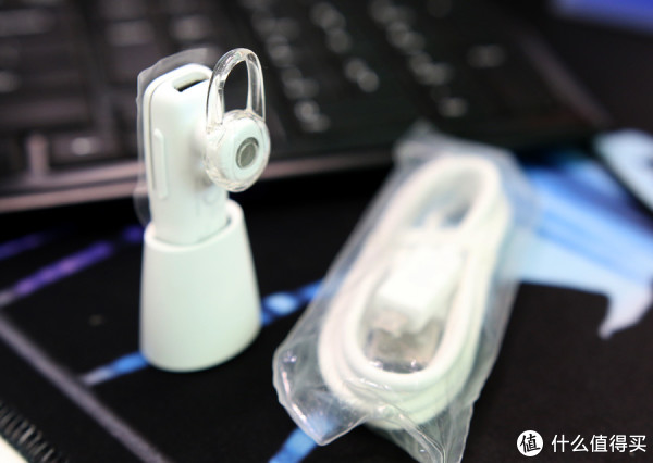 我买的算是工包吧，没有耳挂，但是有底座。