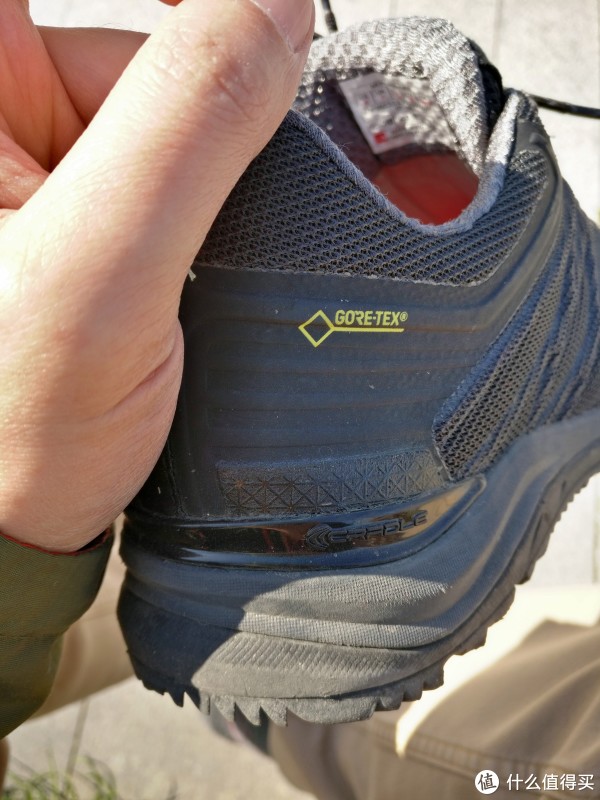 鞋跟处方便提鞋带上是北面的logo:never stop exploing.
