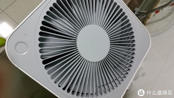 小米空气净化器2的顶部，能看到风扇
