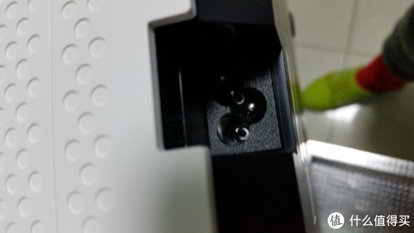 底部电源接口