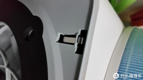 净化器仓门左顶角有个触发机关