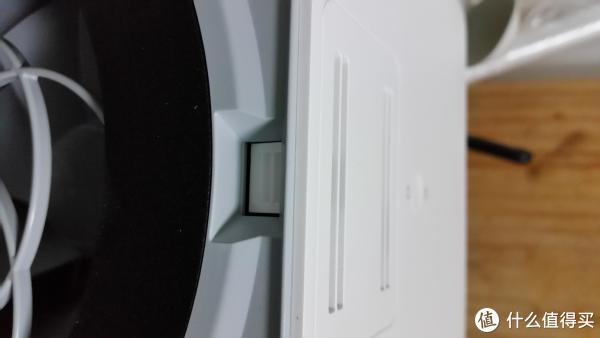 仓门中间位置可以按下掀起一个挡板