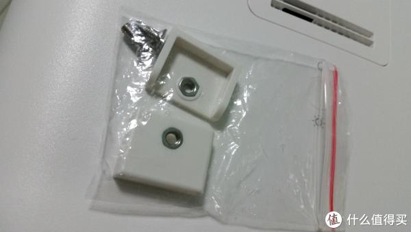 这两个小方块插到仓门下固定处