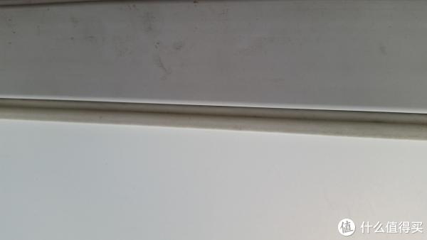 密封条粘在窗户与窗户之间的缝隙处，效果