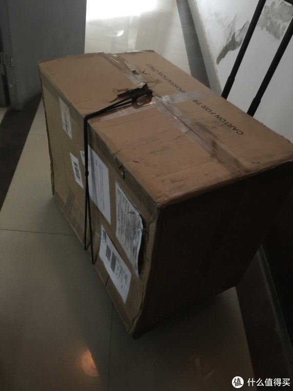 一个大箱子，还好我拖了个拖车去拉，轻轻松松搞定.