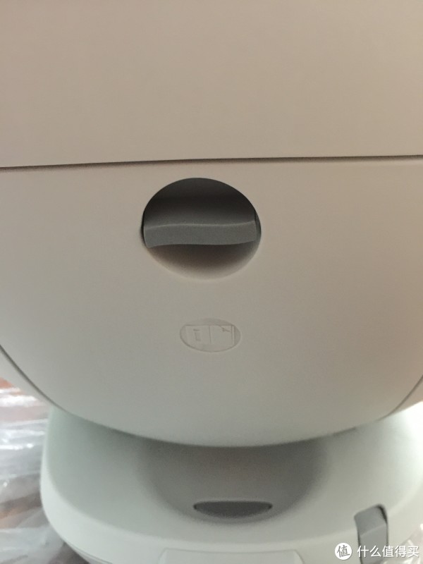 背面有个收纳箱，可以打开，感觉没什么用