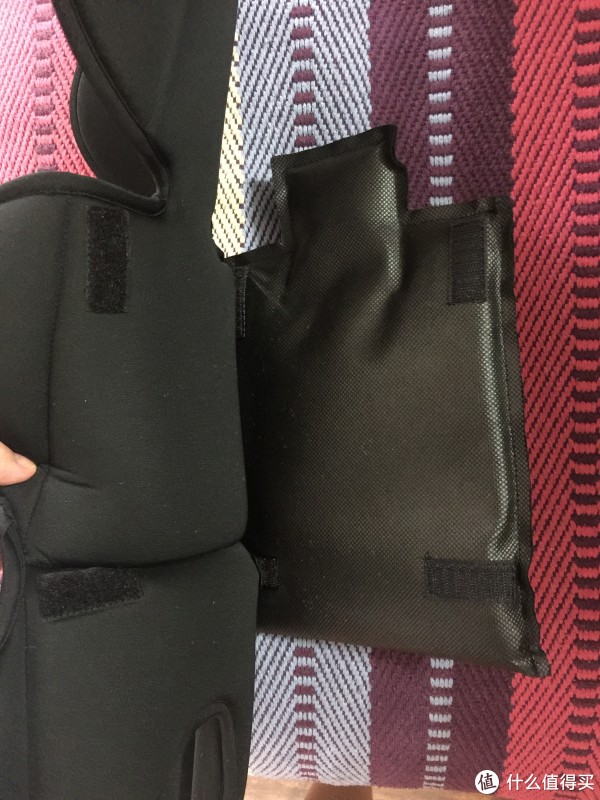 新生儿座垫后面还有一块，以便让宝宝凹的没那么厉害，更舒服