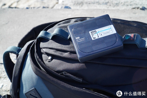 躺在背包上的WD My Passport Wireless Pro