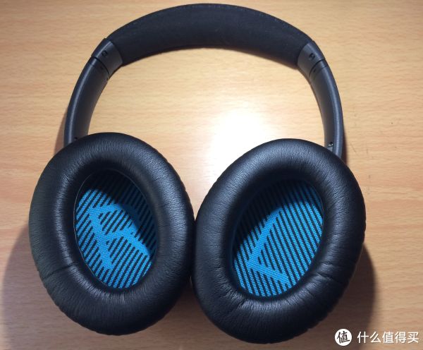 又见骚蓝，大写的“R”和“L”，QC25是包耳式