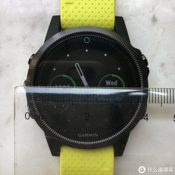 表盘尺寸标准42mm，并不会觉得小。