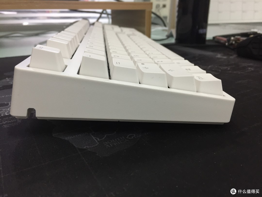 不可以拆下来,也有很多机械键盘都有的三相导线槽:背面铭牌,金属拉丝