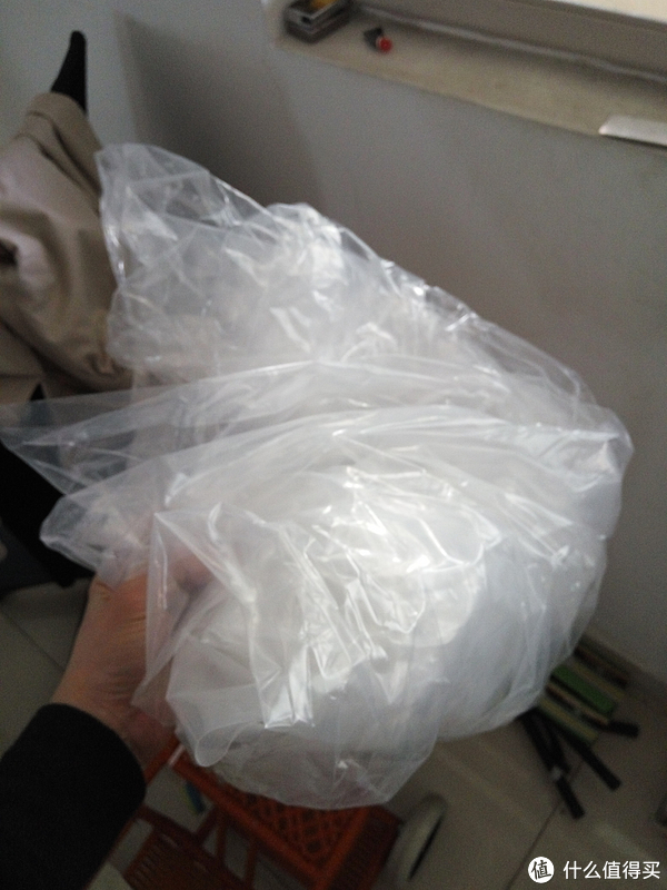 里面的包装袋，是透明塑料袋，挺厚实，真空包装
