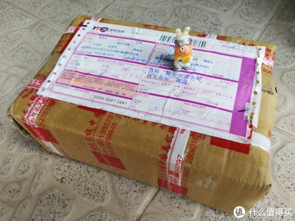 这是快递包装，为了避免打广告嫌疑，就不说在哪里买的和价格了。