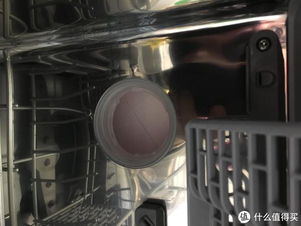 拧开加注口的盖子，用长嘴量杯往里加盐
