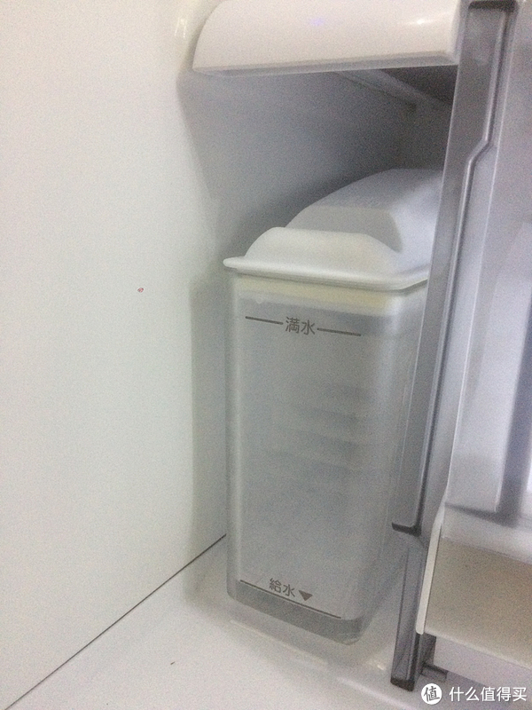 自动制冰储水盒，水量指示简单明了。