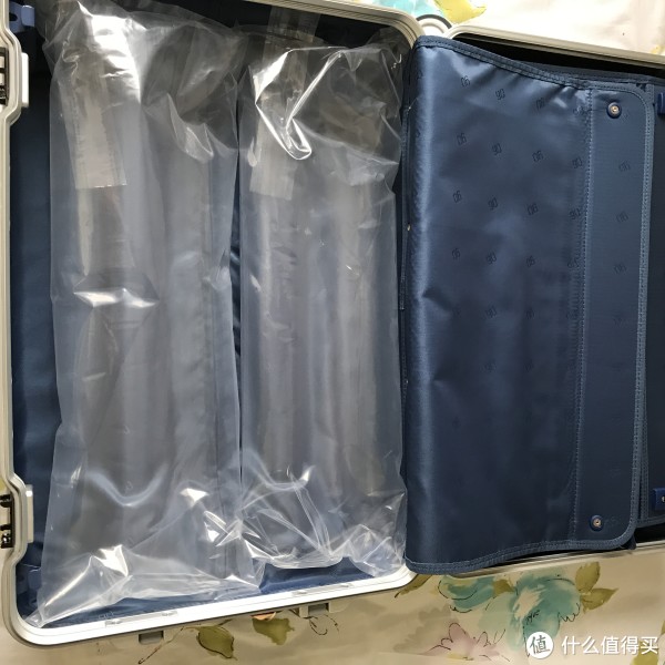 里面塞了两个充气娃娃，啊不是，充气气球