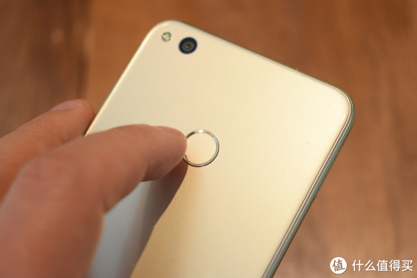 honor8 lite 双面钢化玻璃设计金属中框,整体颜值虽然没有荣耀8来