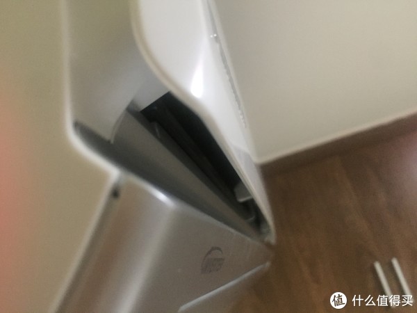盖板擦面看有弧度，不知道是设计如此，还是瑕疵