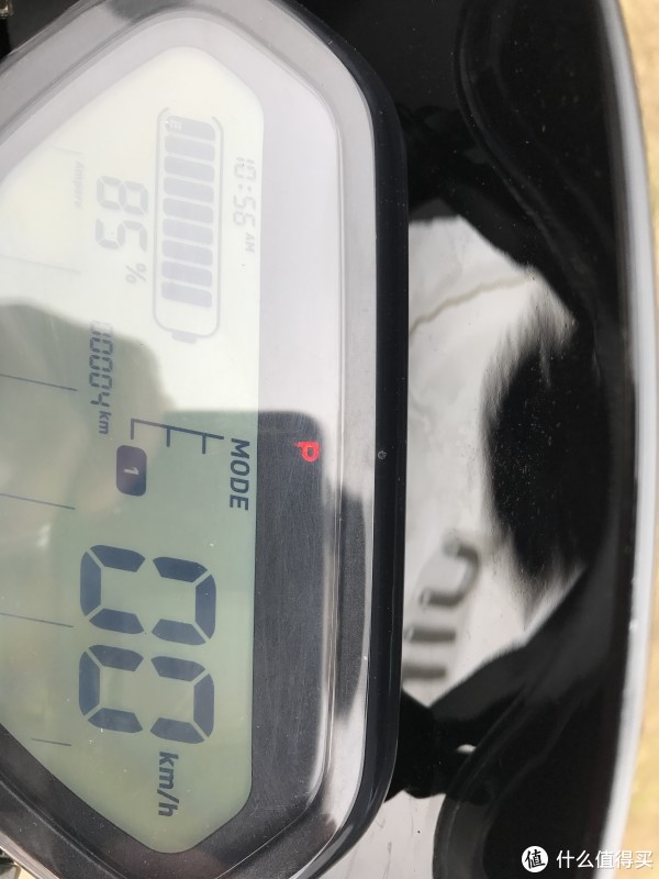 白天拍的仪表盘，上面有个罩子，买的防水罩。所以拍起来反光