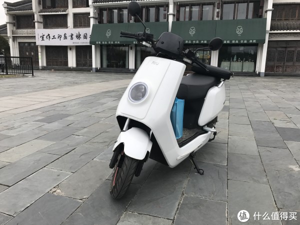 上面挂了个袋子，乱入镜头了