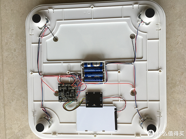 四个脚垫那里是传感器,一会拆,电子秤还有4个圆点,是用来测体脂的,我