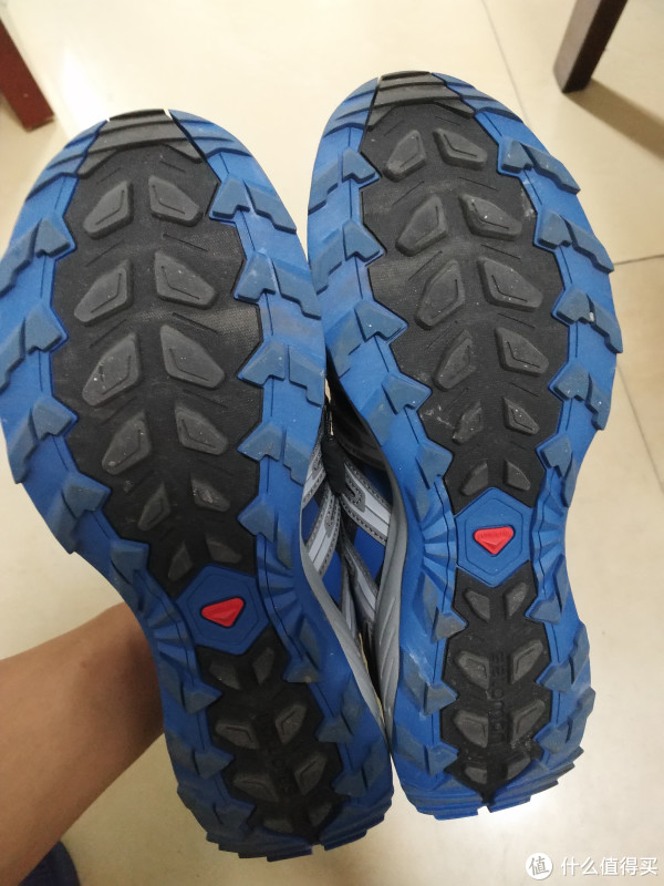 下底是CONTAGRIP鞋底，多边形锯齿，能够提供强有力的抓地力。