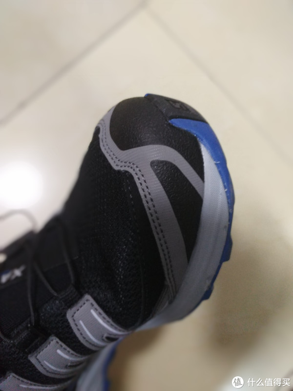 鞋头处做工略显得粗糙了，有一处溢出胶水痕迹