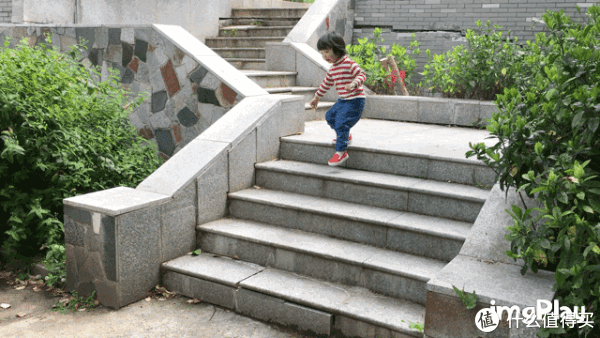 来源: 什么值得买 作者:呆总  过草丛,下楼梯,倒着走,都不在话下.