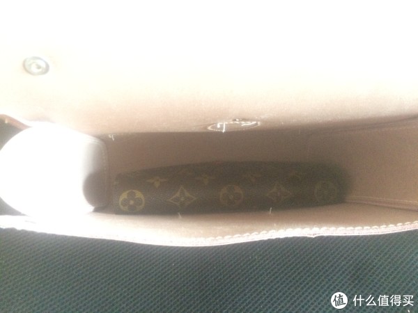 配着才买没多久的钱包，感受一下包包里面的空间