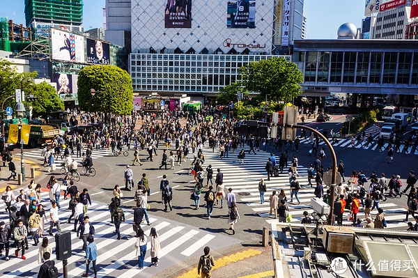 涩谷十字路口旁的一条步行街,各式时尚店铺林立两旁.