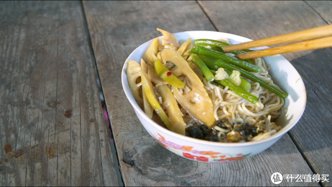 6,中午吃剩的菜,爷爷种的春笋,蒜苔和盐菜.身上不长五花肉图片