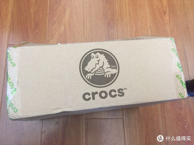 夏天到了 你可能需要一双crocs卡骆驰的洞洞鞋