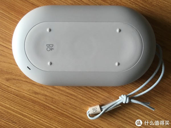 背面中间是橡胶盖板